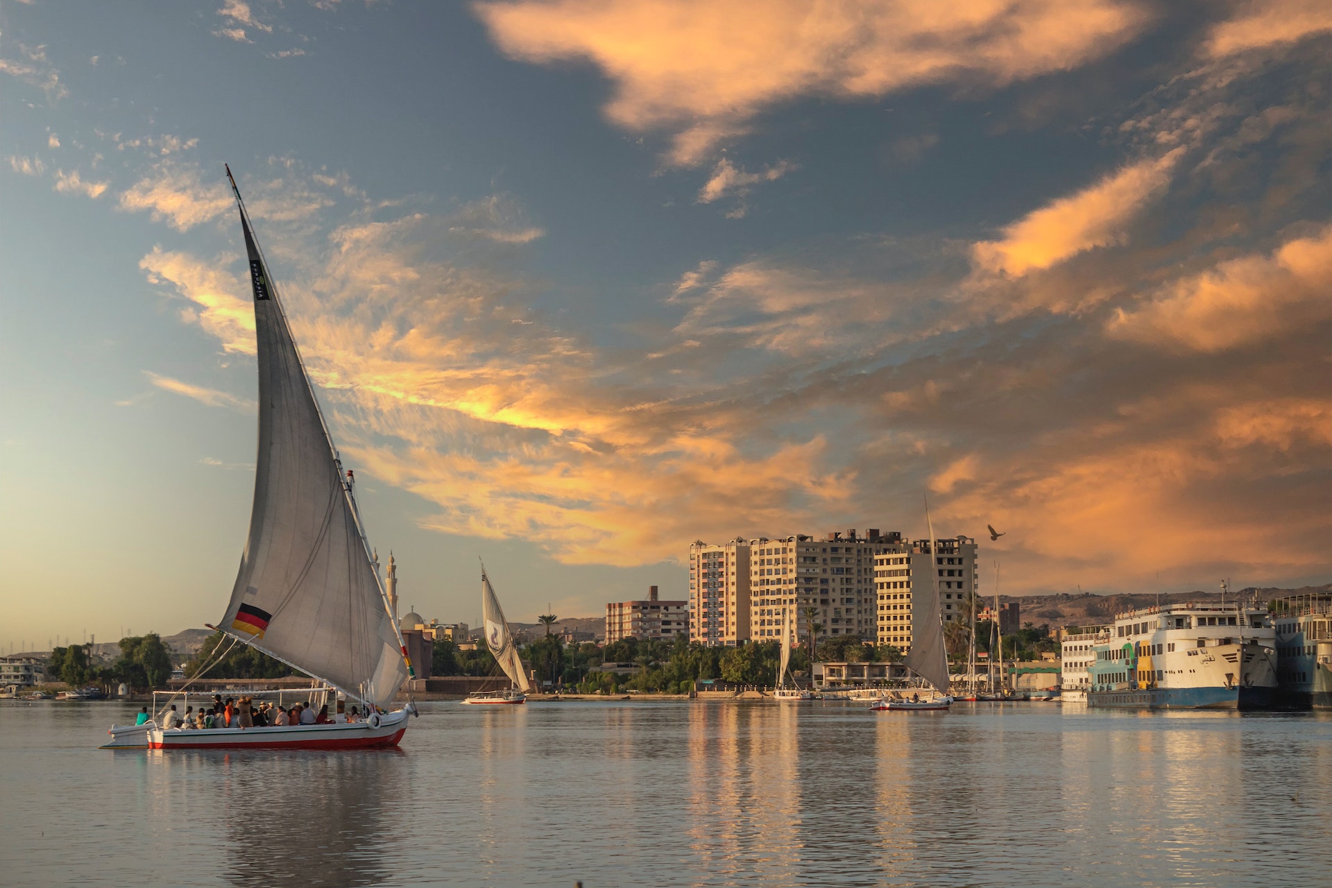 An image of a boat in river nile